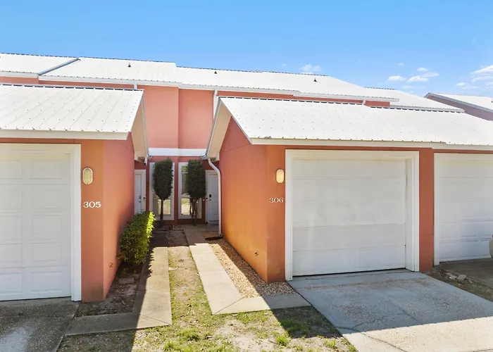 !! New !! 5Min Walk 2 Miramar Beach, Mins To Shopping, Steps To Pool, Patio And Yard, Dog Friendly, 1Gb Wifi