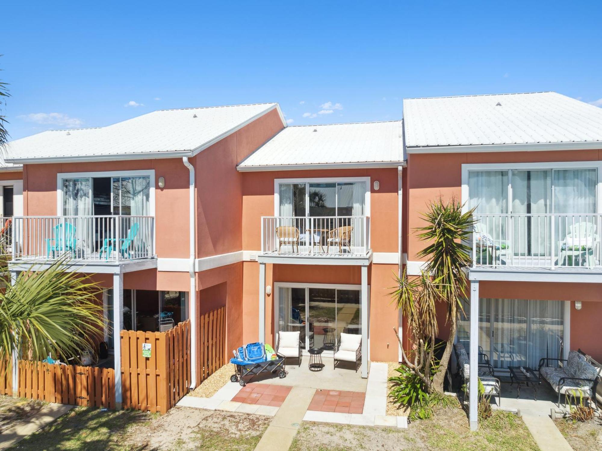 Holiday home !! New !! 5min Walk 2 Miramar Beach, Mins To Shopping, Steps To Pool, Patio And Yard, Dog Friendly, 1gb Wifi