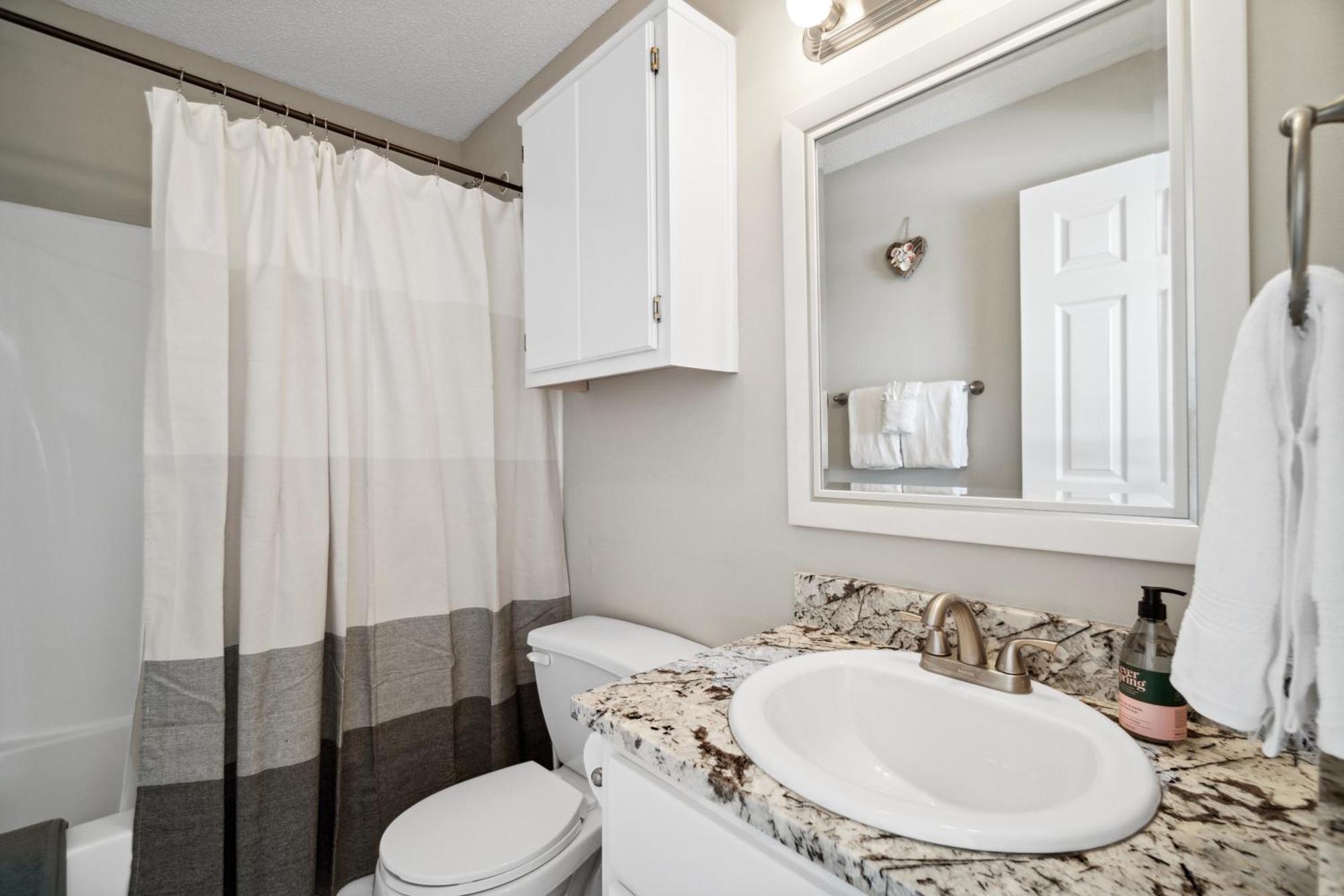 !! New !! 5min Walk 2 Miramar Beach, Mins To Shopping, Steps To Pool, Patio And Yard, Dog Friendly, 1gb Wifi Holiday home *