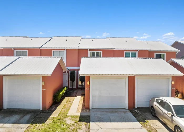 !! New !! 5Min Walk 2 Miramar Beach, Mins To Shopping, Steps To Pool, Patio And Yard, Dog Friendly, 1Gb Wifi