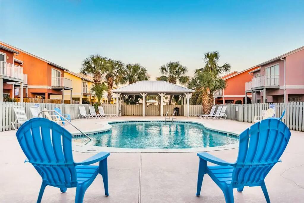 !! New !! 5Min Walk 2 Miramar Beach, Mins To Shopping, Steps To Pool, Patio And Yard, Dog Friendly, 1Gb Wifi Holiday home Destin