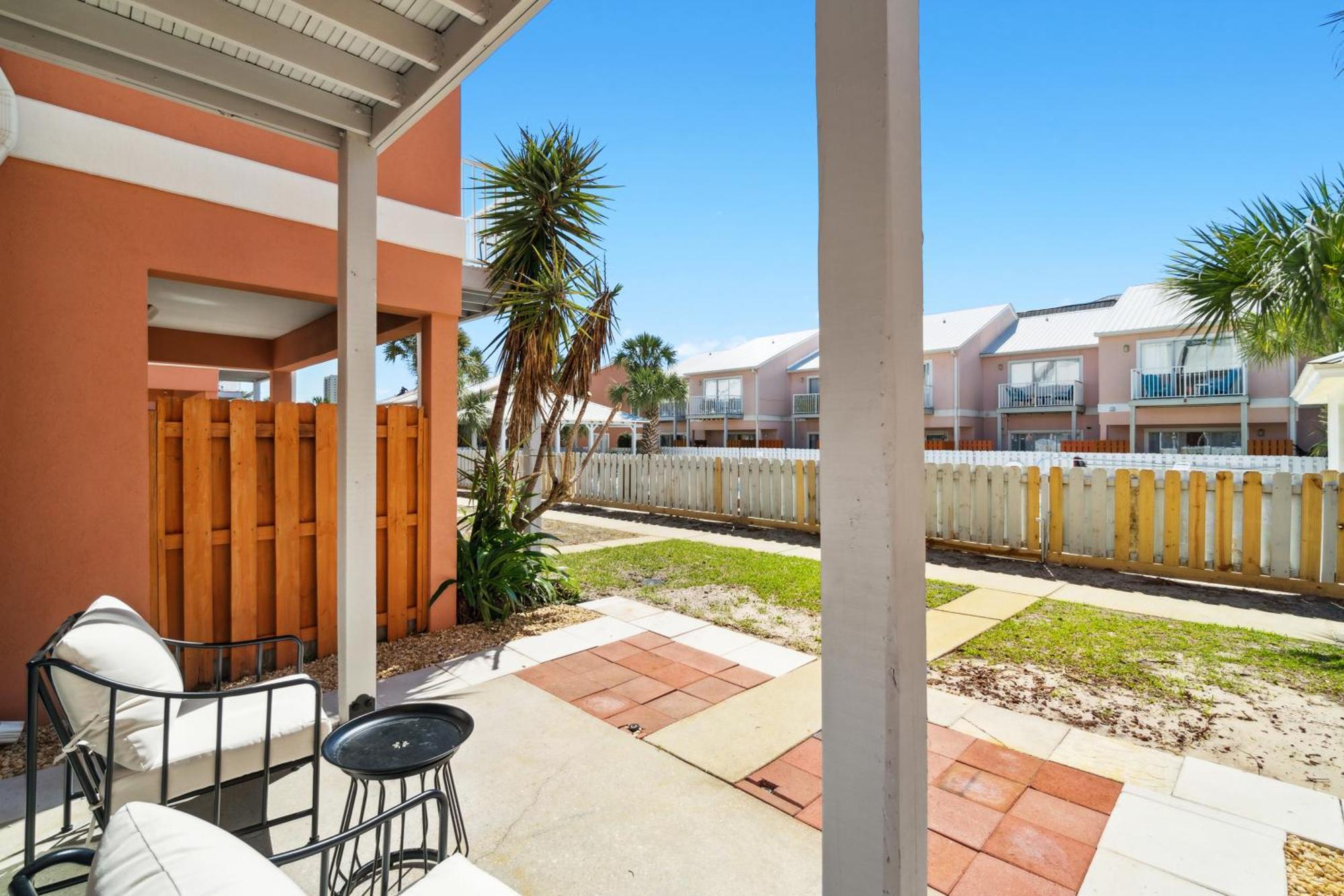 !! New !! 5Min Walk 2 Miramar Beach, Mins To Shopping, Steps To Pool, Patio And Yard, Dog Friendly, 1Gb Wifi *