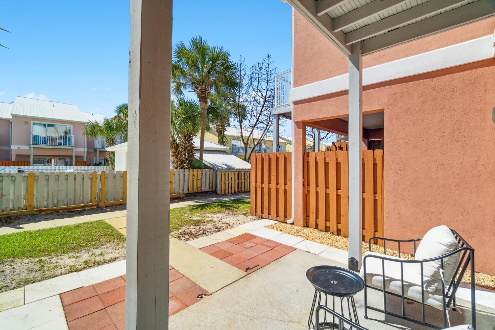 Holiday home !! New !! 5Min Walk 2 Miramar Beach, Mins To Shopping, Steps To Pool, Patio And Yard, Dog Friendly, 1Gb Wifi
