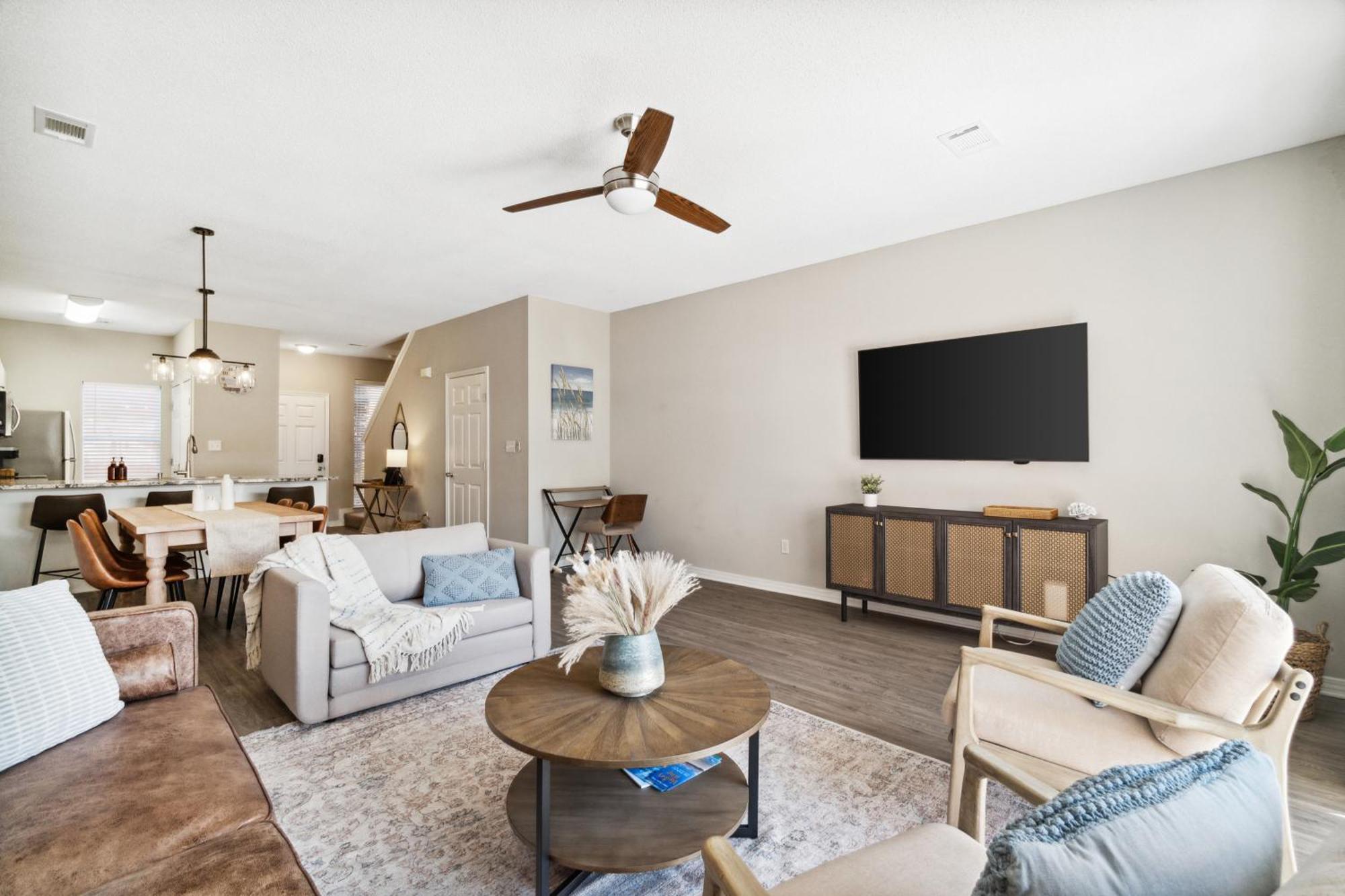 !! New !! 5Min Walk 2 Miramar Beach, Mins To Shopping, Steps To Pool, Patio And Yard, Dog Friendly, 1Gb Wifi Holiday home