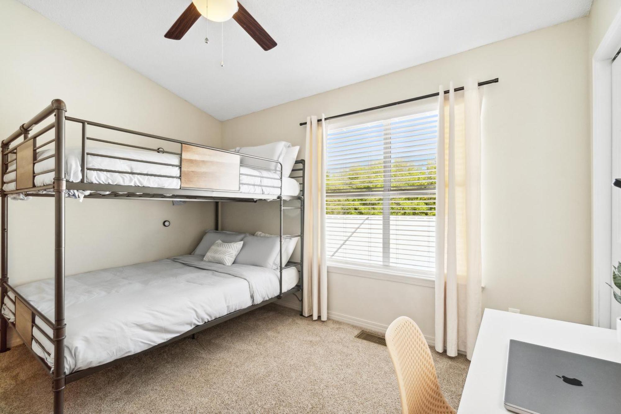 Holiday home !! New !! 5Min Walk 2 Miramar Beach, Mins To Shopping, Steps To Pool, Patio And Yard, Dog Friendly, 1Gb Wifi Destin