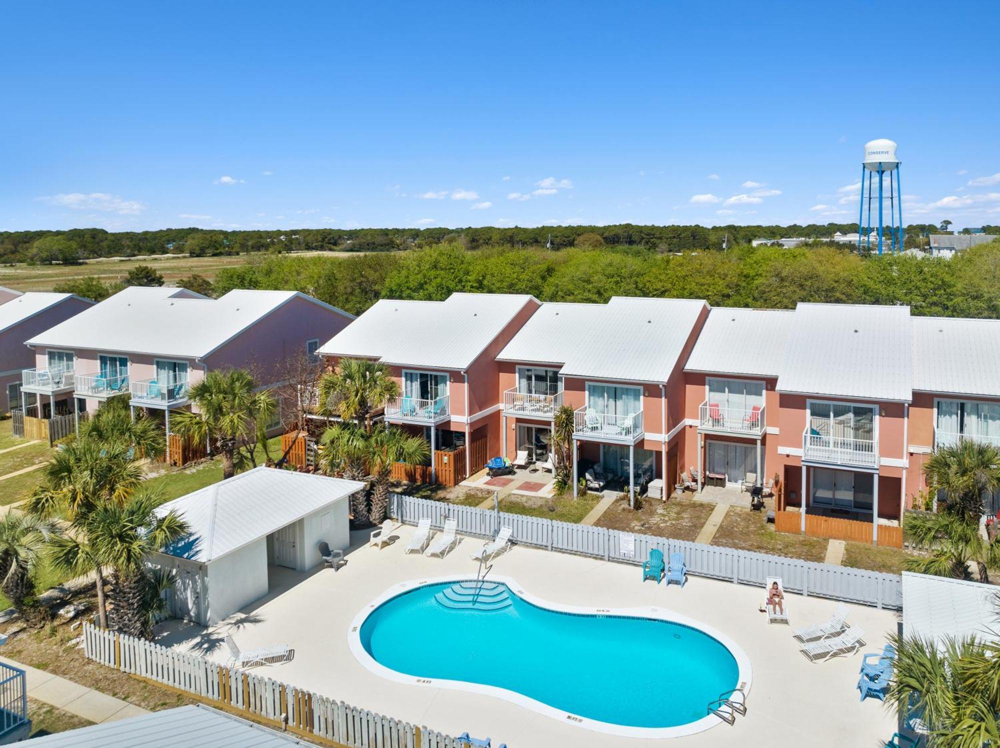 Holiday home !! New !! 5Min Walk 2 Miramar Beach, Mins To Shopping, Steps To Pool, Patio And Yard, Dog Friendly, 1Gb Wifi