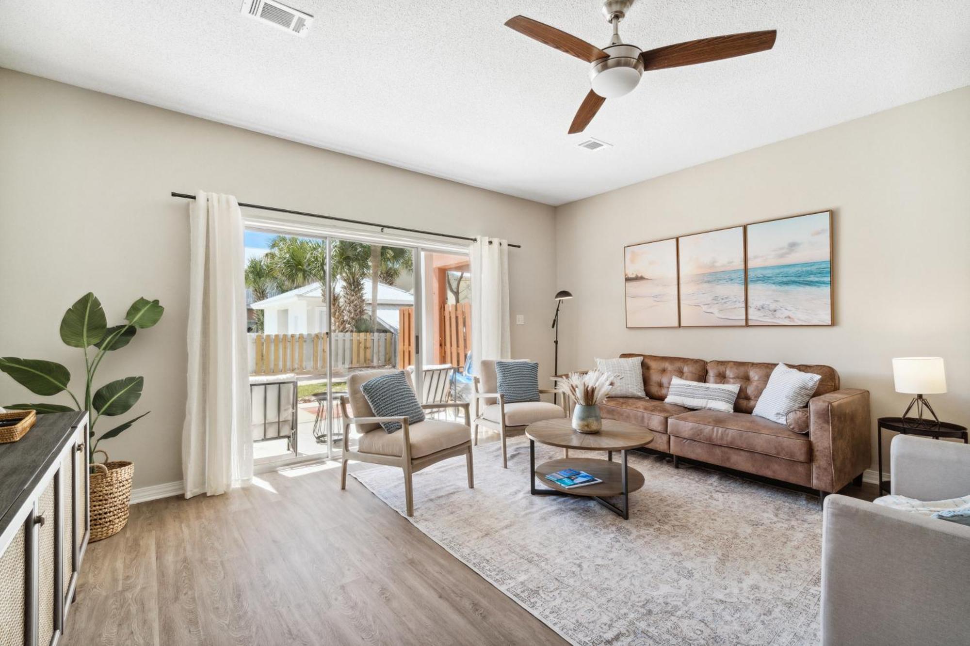 !! New !! 5Min Walk 2 Miramar Beach, Mins To Shopping, Steps To Pool, Patio And Yard, Dog Friendly, 1Gb Wifi *