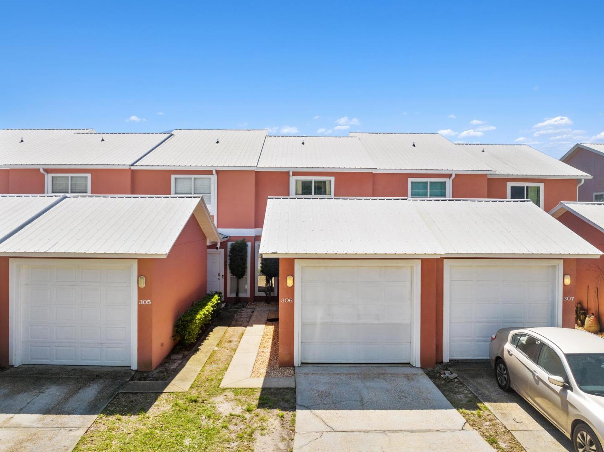 !! New !! 5Min Walk 2 Miramar Beach, Mins To Shopping, Steps To Pool, Patio And Yard, Dog Friendly, 1Gb Wifi *