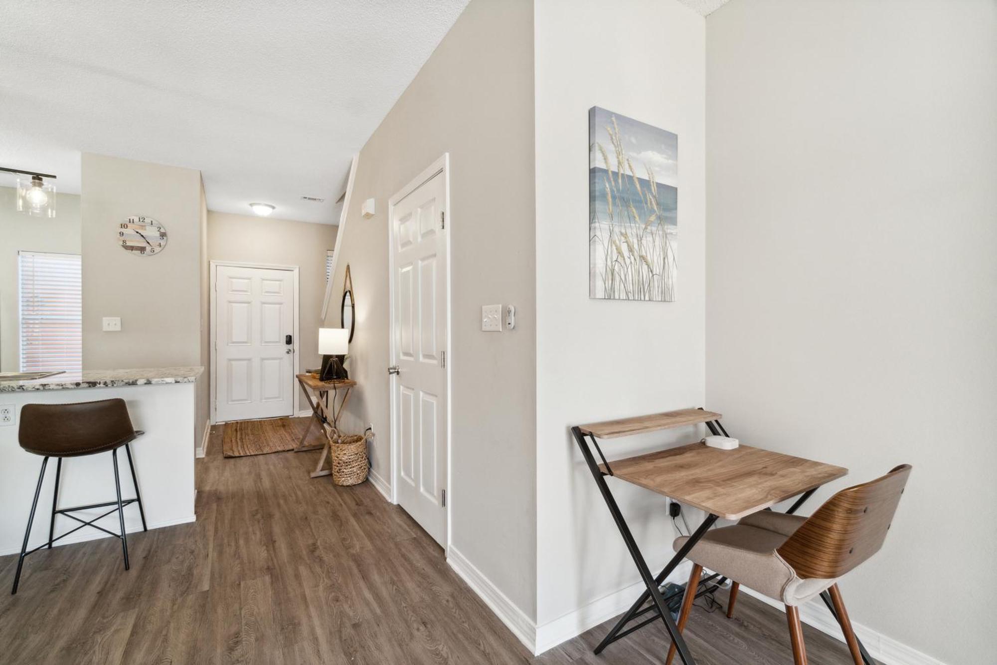 !! New !! 5Min Walk 2 Miramar Beach, Mins To Shopping, Steps To Pool, Patio And Yard, Dog Friendly, 1Gb Wifi Holiday home *