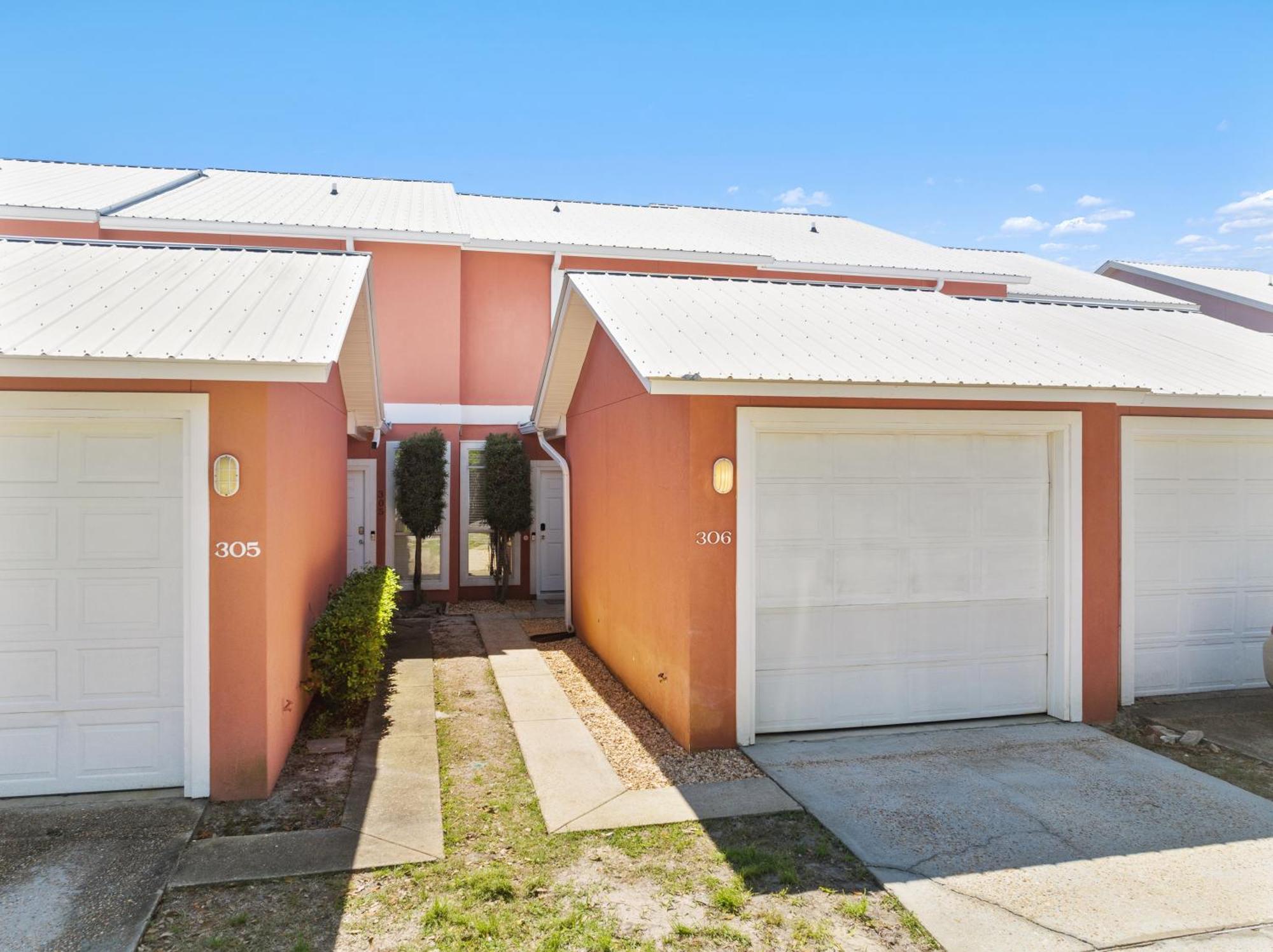 Holiday home !! New !! 5Min Walk 2 Miramar Beach, Mins To Shopping, Steps To Pool, Patio And Yard, Dog Friendly, 1Gb Wifi Destin