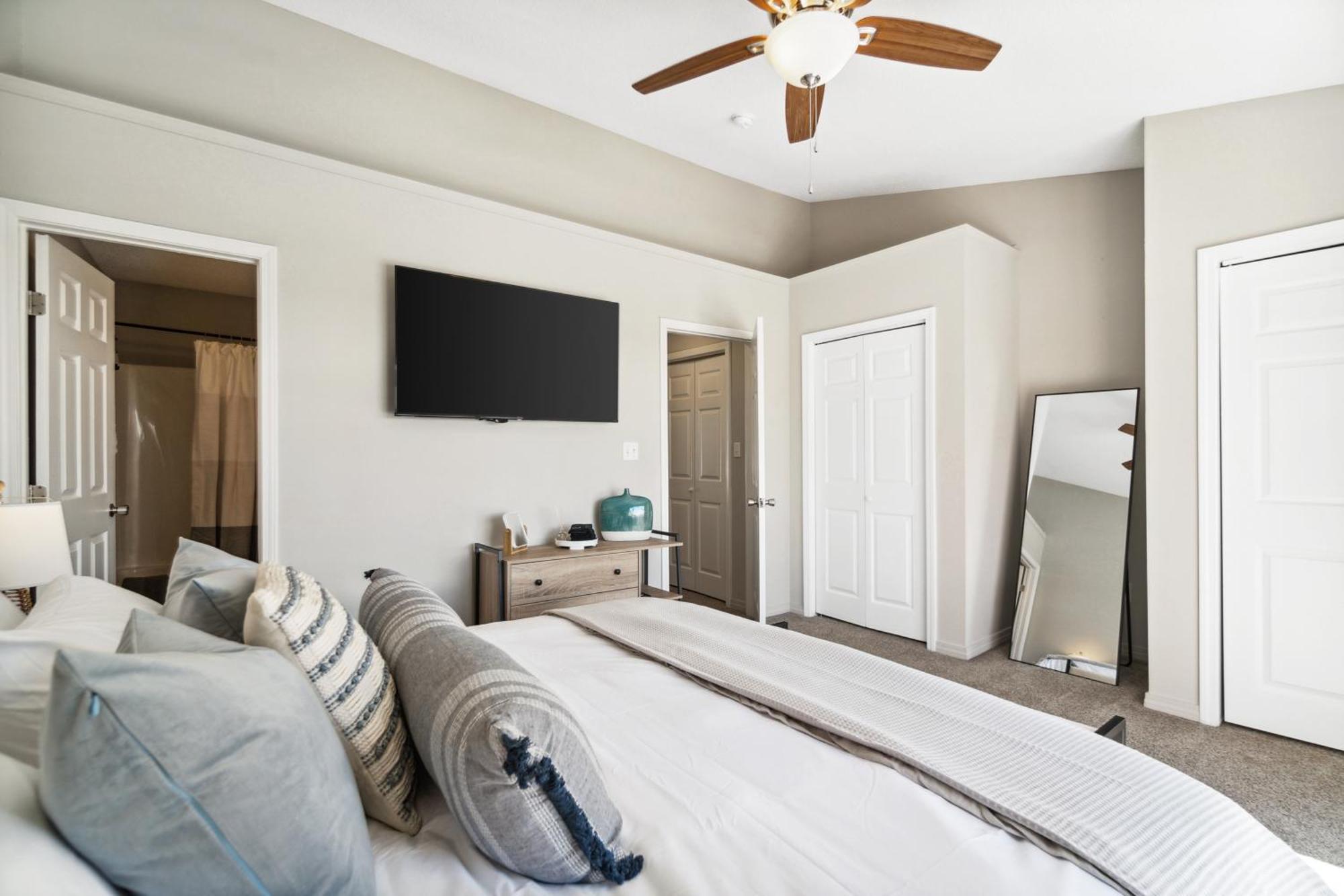 !! New !! 5Min Walk 2 Miramar Beach, Mins To Shopping, Steps To Pool, Patio And Yard, Dog Friendly, 1Gb Wifi Holiday home Destin